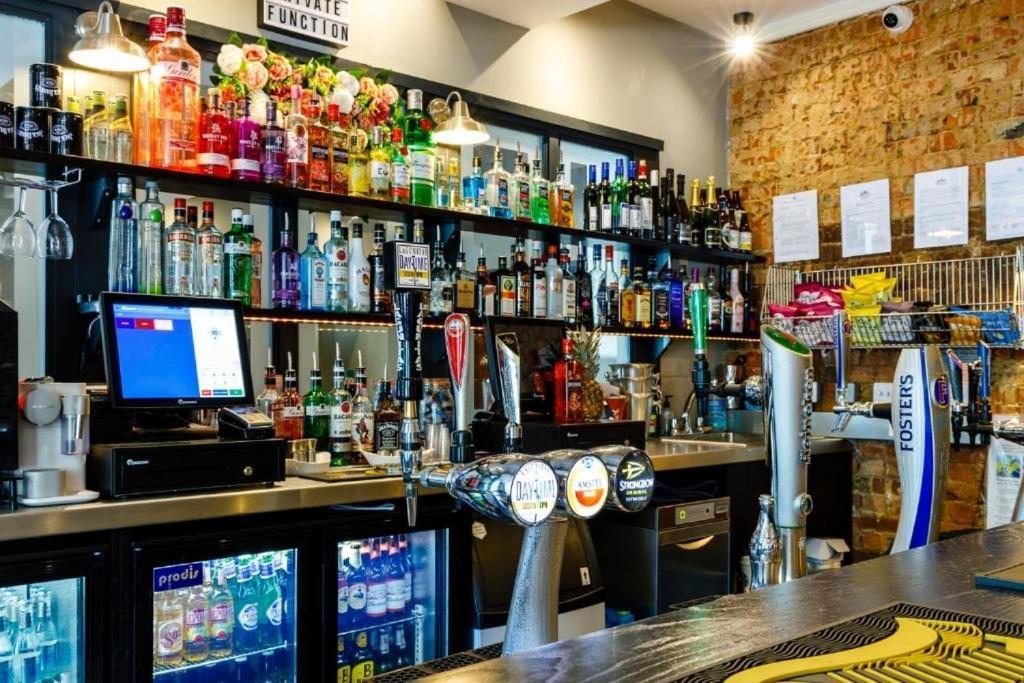 Oyo Ruby Pub & Hotel Brighton Exterior foto