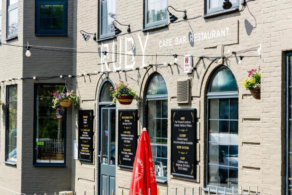 Oyo Ruby Pub & Hotel Brighton Exterior foto