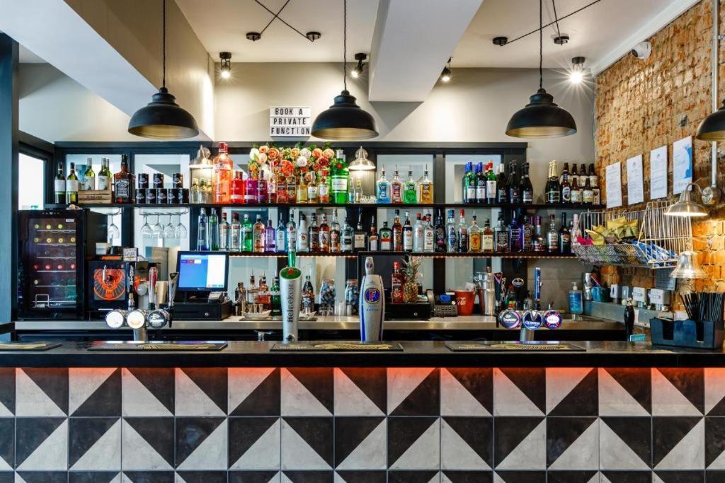 Oyo Ruby Pub & Hotel Brighton Exterior foto